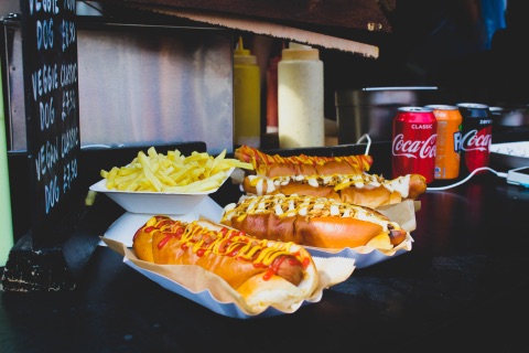 Hotdogs mit Ketchup und Limos (Coca Cola, Fanta)