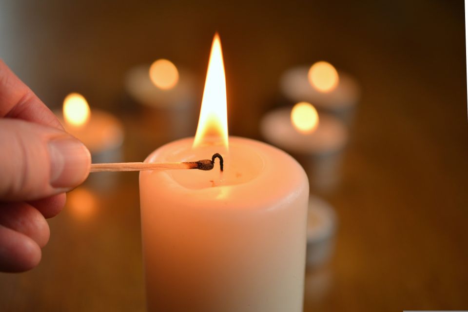 Abbildung von einer Kerze, die angezündet wird.