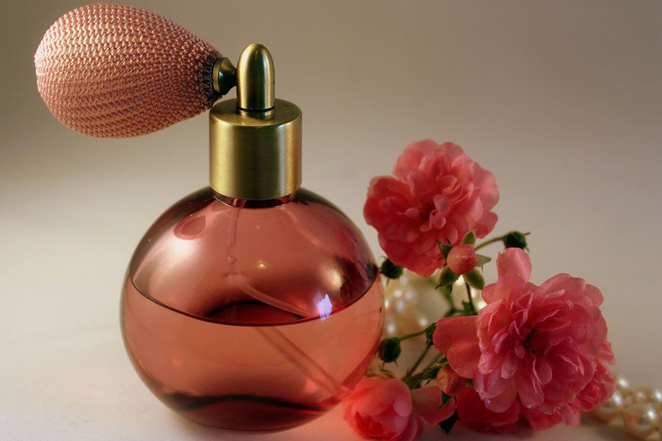 eine rosa Parfumflasche mit Zerstäuber