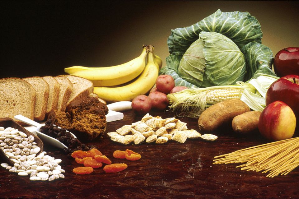 Ballaststoffe wie in Vollkornprodukten, Nüssen, Pilzen, Obst und Gemüse unterstützen unsere Gesundheit.