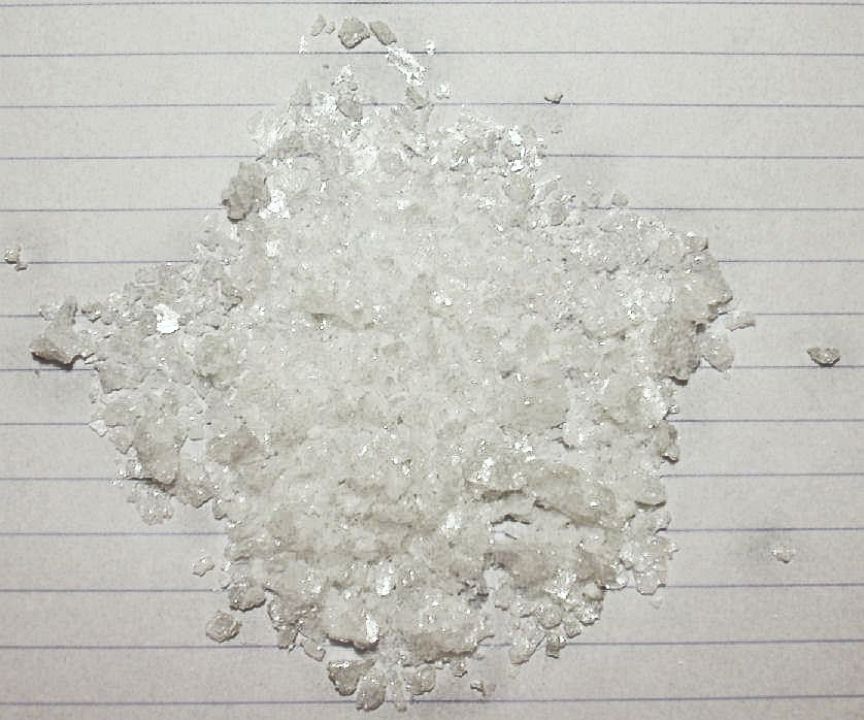 Acetylsalicylsäure ist eine weiße, kristalline Substanz.
