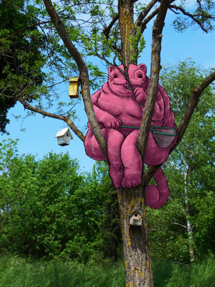 Ein pelziges, großes, pinkfarbenes Fantasiewesen, das auf einem Baum sitzt. Es scheint eine Mischung aus Katze und Bär zu sein.