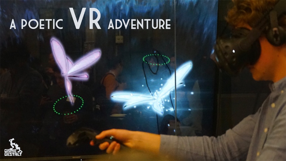 Man sieht ein Bild des fertigen Spiels „The Tear“ mit zwei Feen. Im Vordergrund ist ein Mann mit VR-Brille und Controllern, der das Spiel spielt.