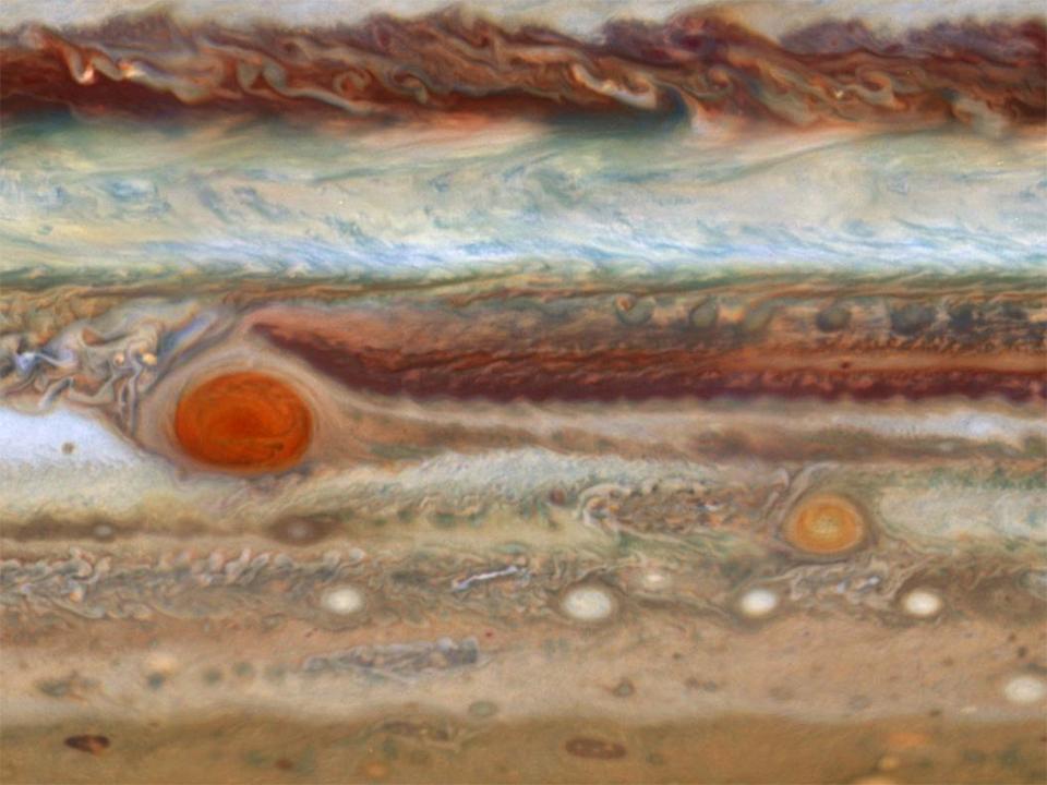 Ausschnitt mit Wolken und Stürmen der Atmosphäre des Planeten Jupiter. Der Große Rote Fleck ist ebenso abgebildet.