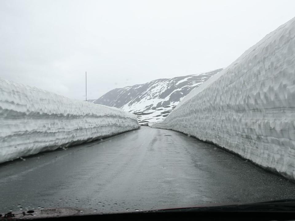 Eine Straße umgeben von hohen Schneewänden