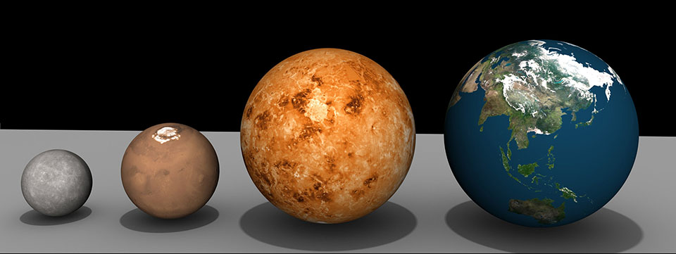 Größenvergleich der sonnennächsten vier Planeten. Am größten ist die Erde, fast gleich groß die Venus, der Mars ist nur etwa halb so groß wie die Erde und der Merkur ist der kleinste. Er ist nur wenig größer als der Erdmond. Sein Durchmesser misst nur ein Drittel von dem der Erde.