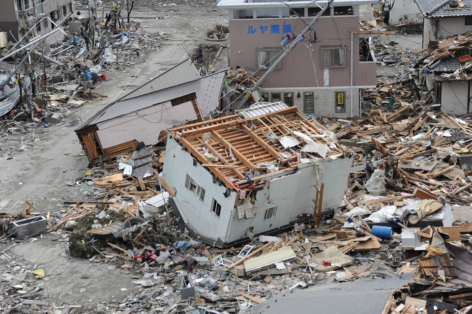 Ein Haus, mitten in Trümmern, das auf dem Dachliegt, nach einem Erdbeben in Ofunato, Japan.