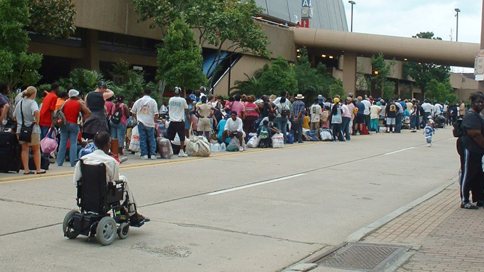 Masse an Menschen steht mit wenigem Hab und gut in einer langen Schlange an, um in den Superdome von Louisiana zu kommen.