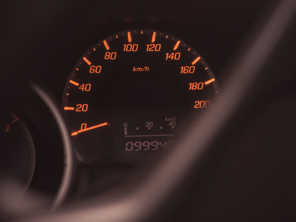 Leuchtanzeige eines Tachometers in einem Auto. Die Anzeige geht von 0 bis 200 km/h.