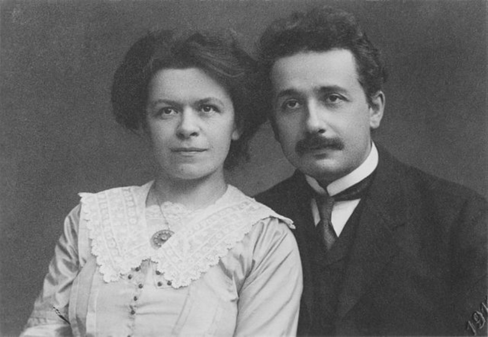 Ein schwarzweiß Foto von Albert und Mileva Einstein