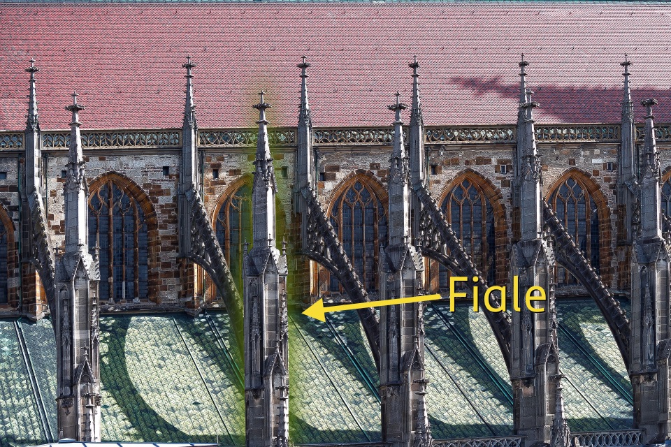 Strebewerk eine gotischen Kathedrale mit Türmen, die man Fialen nennt.