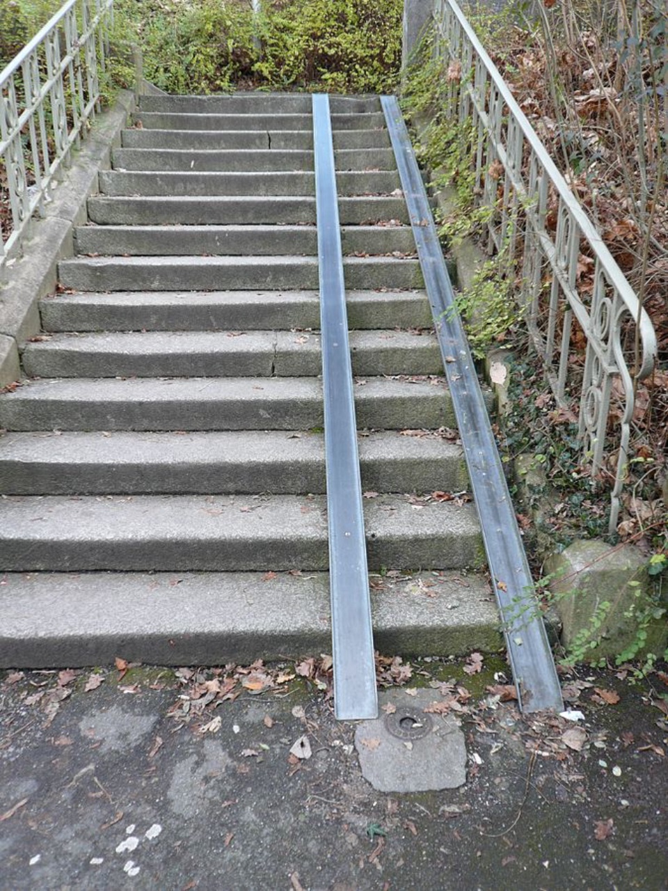 Öffentliche Treppe mit einer Rampe für Kinderwägen