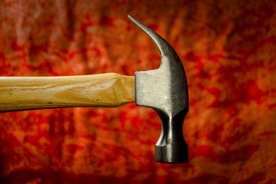 Hammer mit Metallkopf und Holzstiel