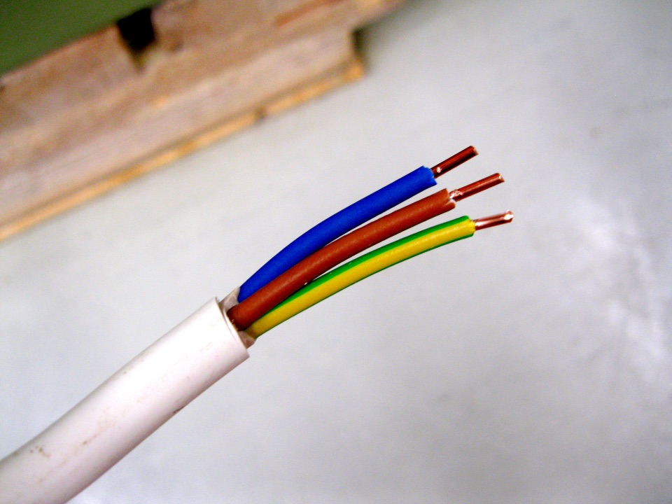 Stromkabel mit 3 verschiedern-färbig isolierten Kupferdrähten, umhüllt von einer weiteren PVC-Schicht